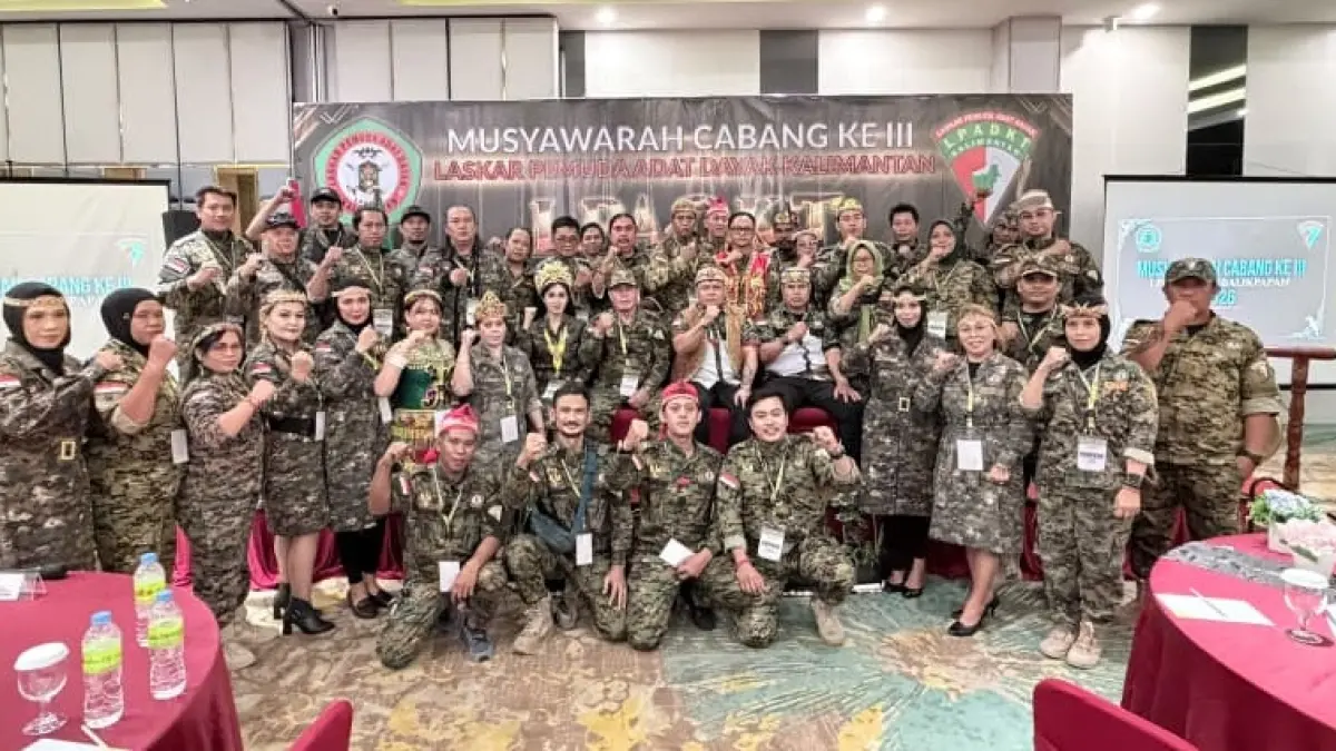 SDM LOKAL: Puluhan pengurus ranting KSB Balikpapan foto bersama usai Muscab ke III DPC LPADKT Balikpapan yang digelar di Maxone Hotel, Minggu (26/7/2026). IST/KP