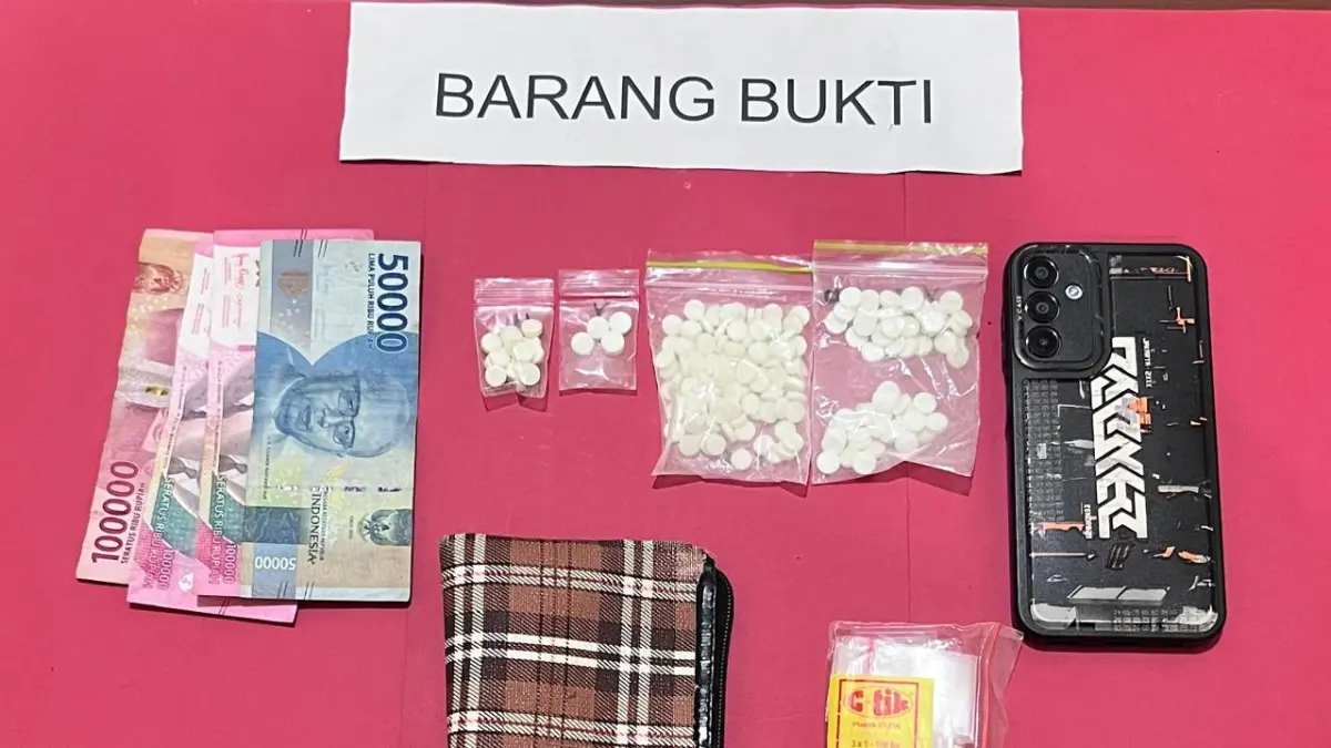 Sejumlah barang bukti milik tersangka S yang disita petugas.

&nbsp;