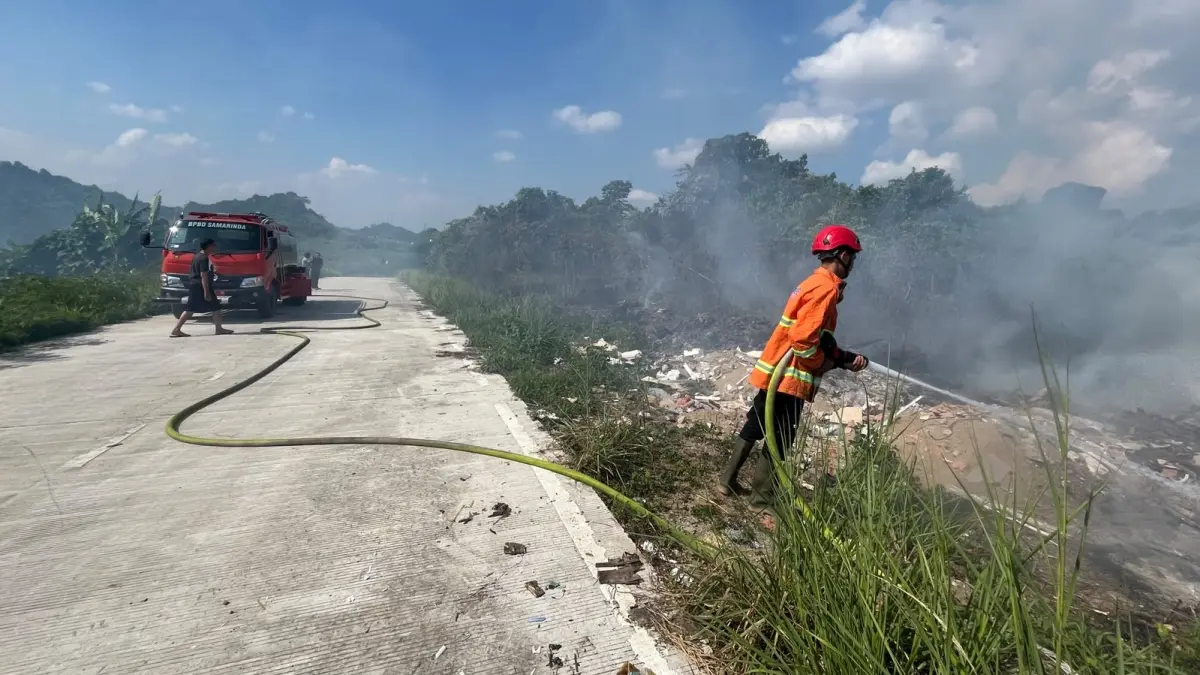 TANGANI: Tim BPBD Samarinda memadamkan api di wilayah Samarinda, beberapa waktu lalu. PUSDALOPS BPBD SAMARINDA UNTUK KP