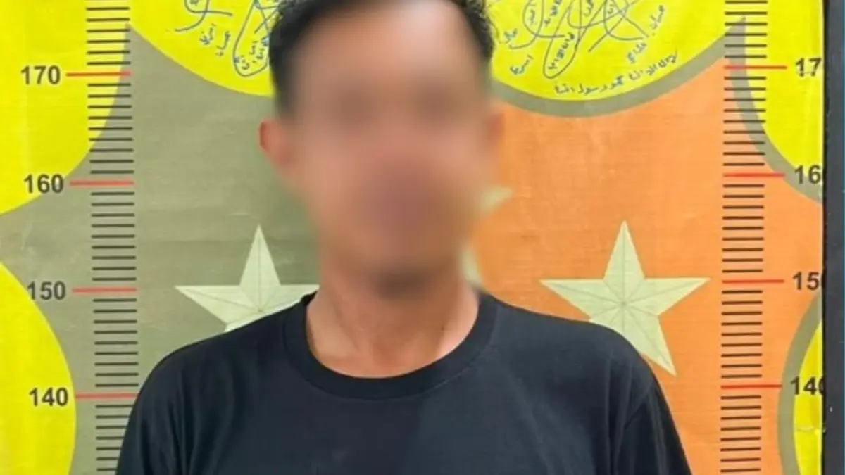 Terduga pelaku A di Polsek Kawasan Pelabuhan Semayang Balikpapan.

&nbsp;