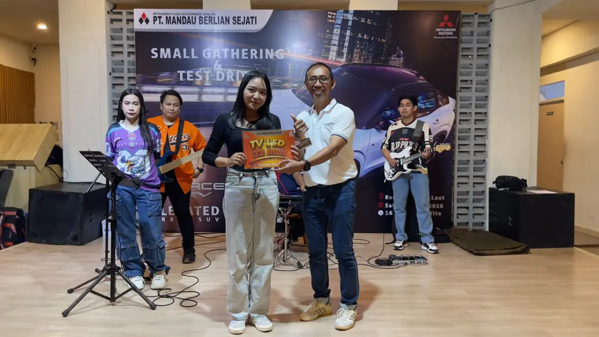 UNTUK CUSTOMER LOYAL: Branch Manager PT Mandau Berlian Sejati, Bakhtiar Latief (kanan)&nbsp; menyerahkan doorprize TV LED kepada salah satu konsumen yang beruntung. Dilanjutkan dengan foto bersama. 