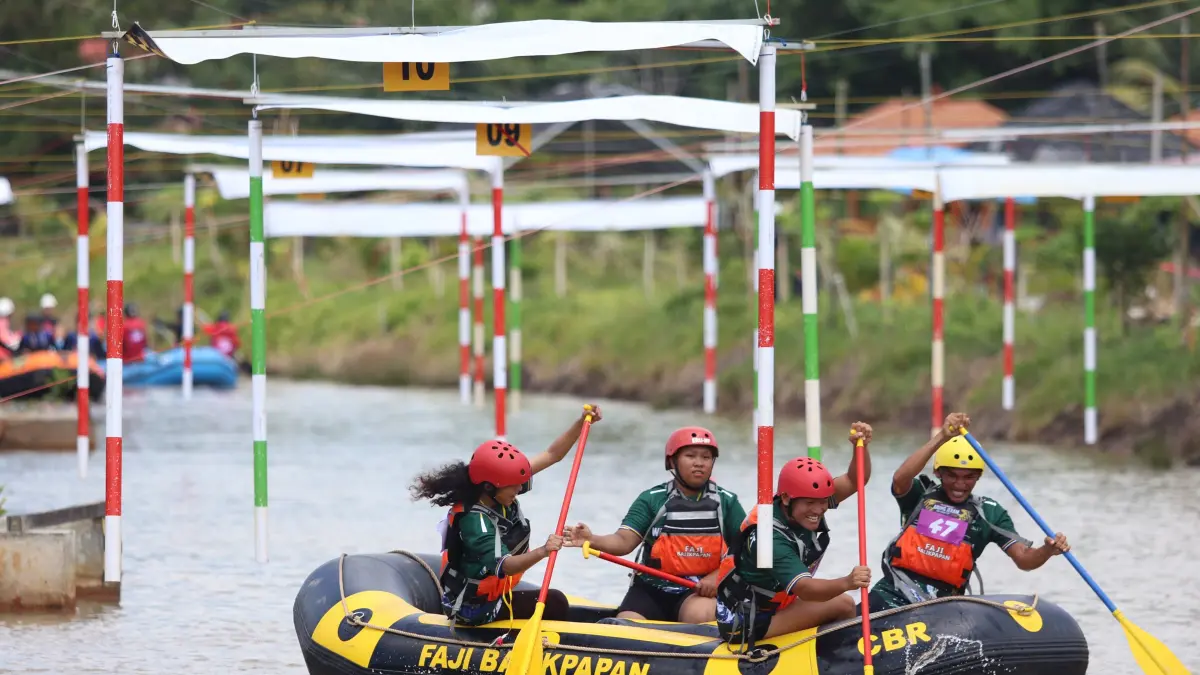 Atlet FAJI Balikpapan saat berlaga di Open Tournament Arung Jeram 2026. Meski bertanding dengan keterbatasan peralatan, FAJI Balikpapan tetap percaya diri membidik zona medali pada Porprov Kaltim VIII/2026 di Paser. (ANGGI PRADITHA / KALTIM POST)