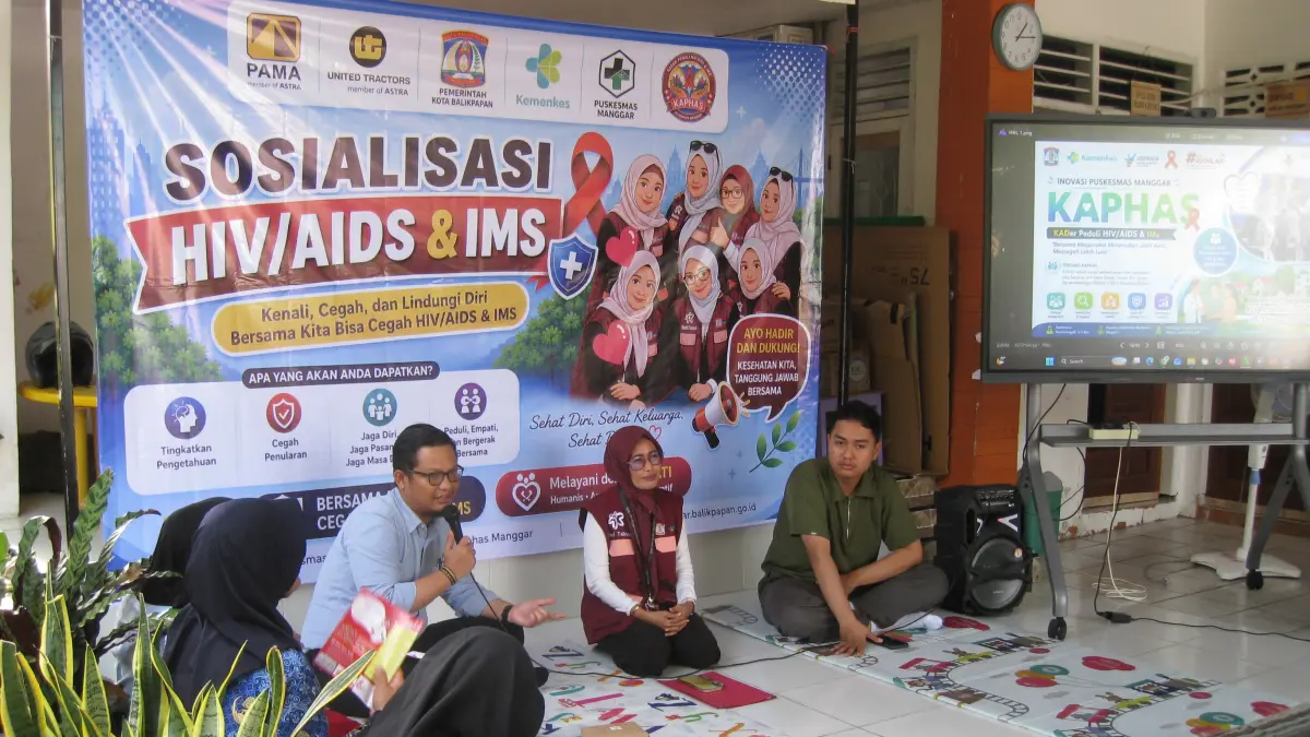 EDUKASI: Dalam sosialisasi di Kampung KB Dian Khinasih, Kelurahan Manggar, masyarakat, kader kesehatan, dan tokoh masyarakat memperoleh edukasi mengenai cara penularan HIV. (PAMA BPOP_