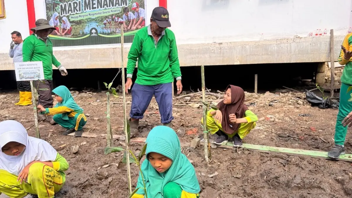 EDUKASI MANGROVE: Sejumlah siswa mengikuti penanaman bibit mangrove dalam kampanye lingkungan bertajuk Menjaga Mangrove, Mengamankan Generasi Mendatang. IST/KP