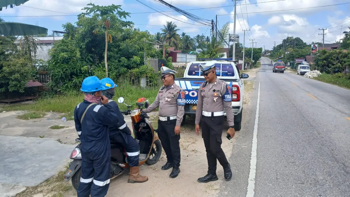 EDUKASI: Personel Polres PPU melakukan edukasi kepada pengguna jalan untuk keselamatan berlalu lintas.(Dok.Humas Polres PPU)