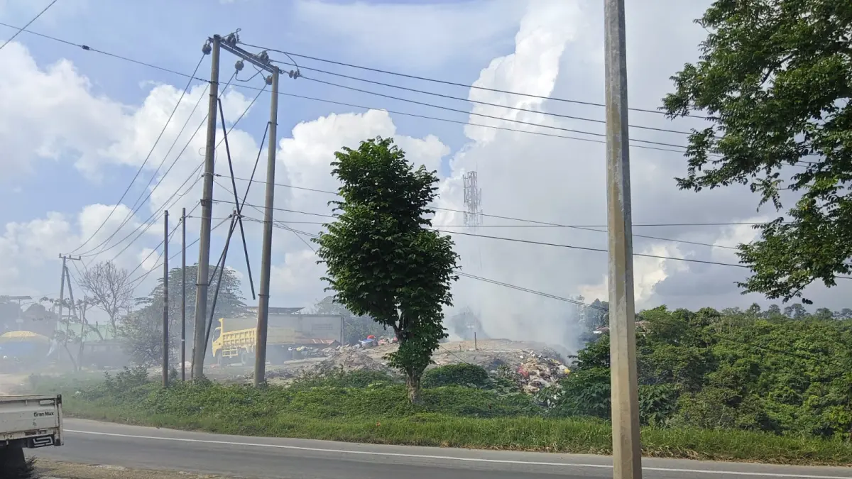 GANGGU MASYARAKAT: Aktivitas pembakaran sampah di TPS swasta, Kelurahan Belimbing mendapat perhatian dari legislator. (ADIEL KUNDHARA/KP)