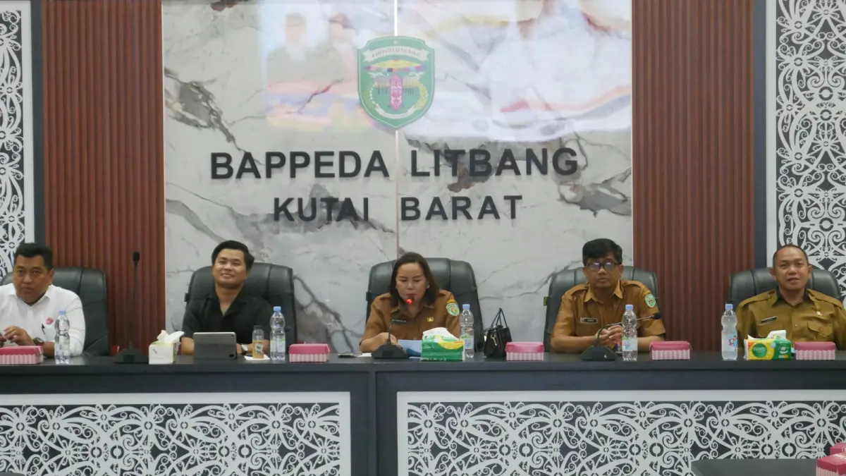 Jajaran DP2KBP3A Kutai Barat bersama unsur Forkopimda, narasumber, dan peserta saat Sosialisasi Pencegahan Kekerasan Terhadap Anak di Ruang Rapat I Kantor Bappeda Litbang Kutai Barat, Sendawar, Senin (27/7/2026).