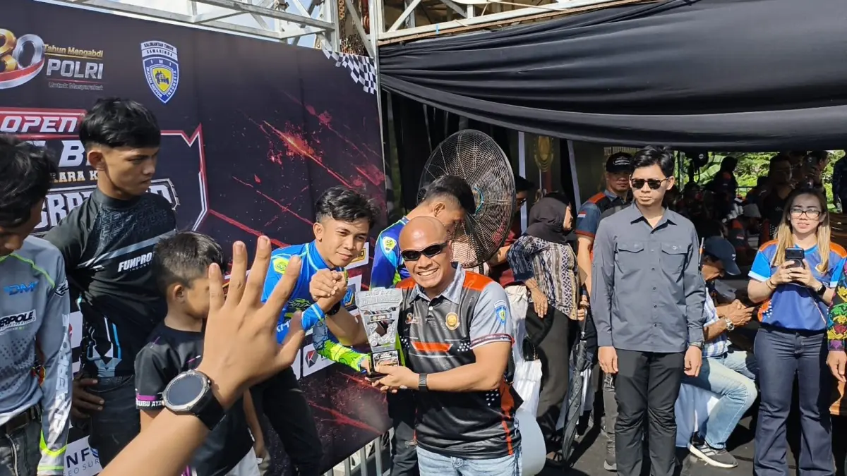 JUARA: Para juara menerima penghargaan pada ajang Drag Bike Dhira Brata Cup di Lapangan Eks Bandara Temindung, Samarinda.