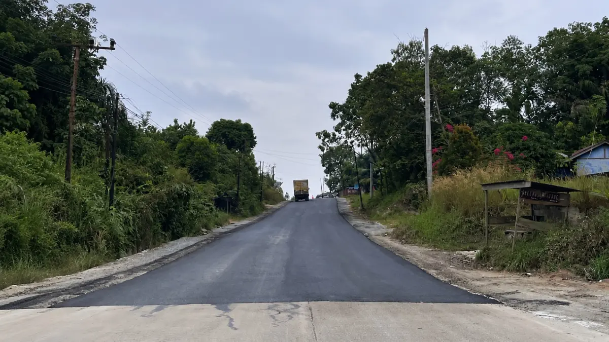 Kondisi ruas Jalan Trans Kalimantan segmen Sp Belusuh–Mentiwan di Kutai Barat yang kini mulai mulus setelah dilakukan semenisasi dan pengaspalan di sejumlah titik rusak. (K SUNARDI/KALTIM POST)