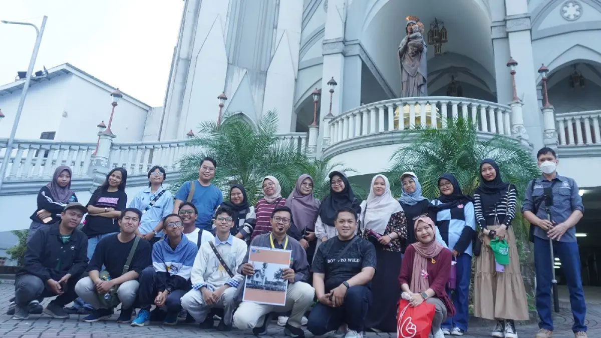 NAPAK TILAS: Peserta Samarinda Walking Tour menyusuri kawasan Vierkante Paal atau Titik Nol Samarinda saat mengikuti tur sejarah dalam rangka memperingati 130 tahun penetapan kawasan tersebut. IST/KP