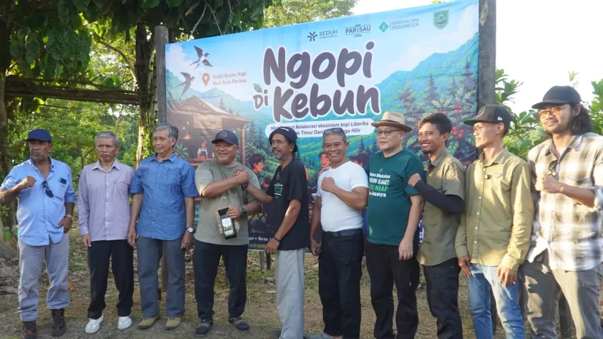 NGOPI DI KEBUN: Wakil Bupati Berau Gamalis menghadiri dialog interaktif tentang Kopi Liberika, Sabtu (25/7). 