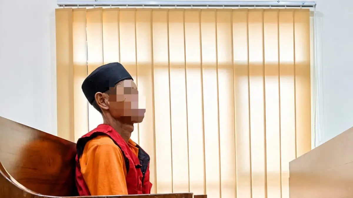PASRAH: Terdakwa pelaku pedofil GN menjalani sidang pembacaan putusan di Pengadilan Negeri Balikpapan, Senin (27/7). Majelis hakim menjatuhkan vonis lima tahun penjara dalam perkara pencabulan terhadap sejumlah anak.