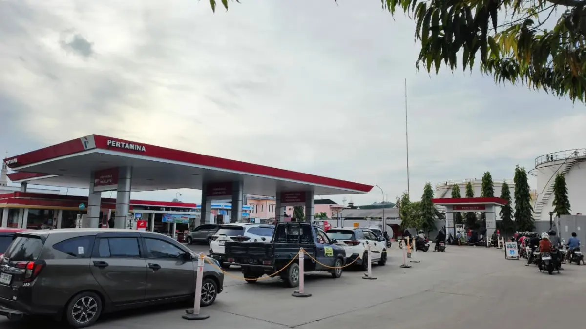 PELAYANAN: Pemkot Samarinda meminta pengelola SPBU membenahi pelayanan agar antrean BBM subsidi tidak semakin panjang. HAFIZ/KP