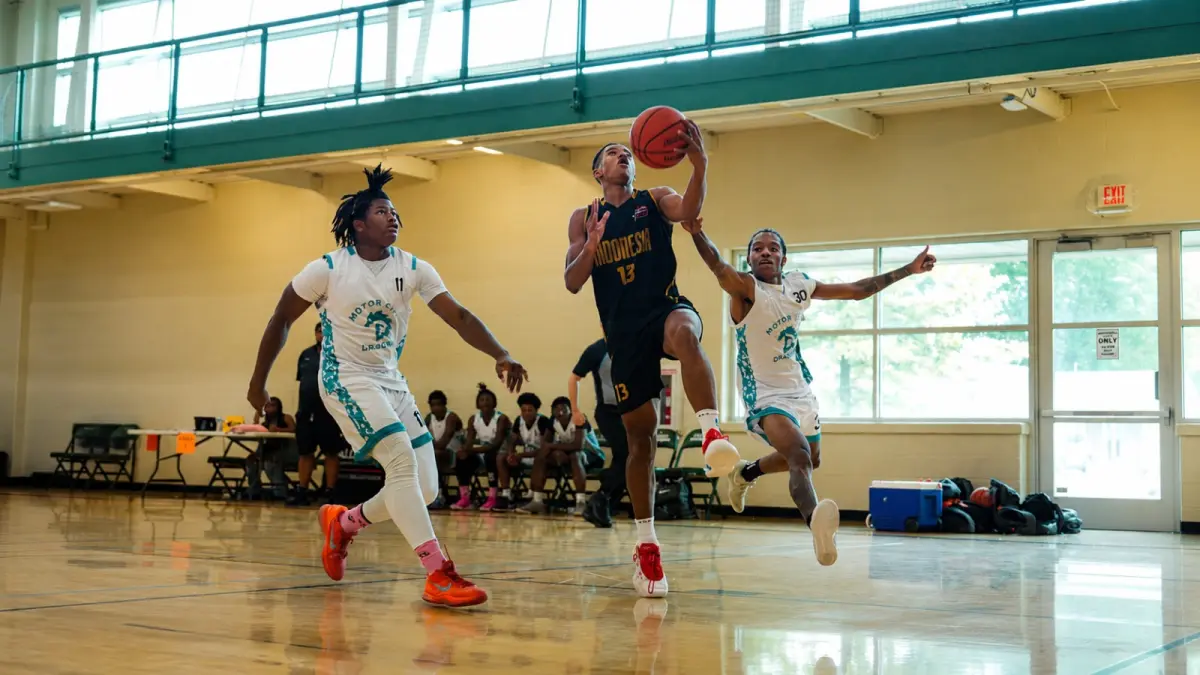 Pemain DBL Indonesia All-Star melakukan layup saat mendapat kawalan ketat dua pemain Motor City Dragons dalam laga National Summer Classic 2026 di Amerika Serikat. (DBL INDONESIA)