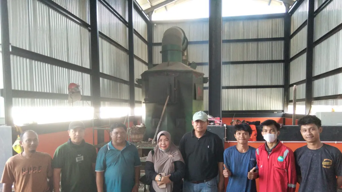 PERIKSA: Muhammad Taufiq Fajar (ketiga kiri) &nbsp;bersama tim DLH serta Kelurahan Sempaja Timur mengecek insinerator di Jalan Wanyi Kecamatan Samarinda Utara, beberapa waktu lalu.
