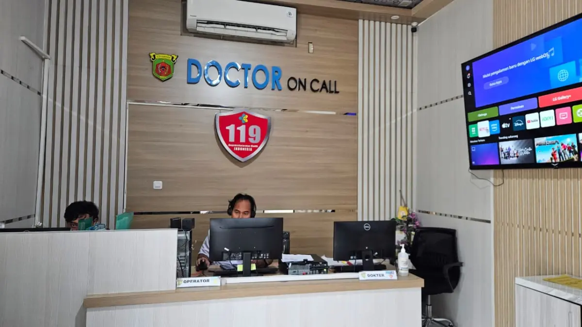 Petugas berjaga di pusat komando Doctor On Call Diskes Kota Samarinda yang beroperasi 24 jam untuk menangani kegawatdaruratan medis.