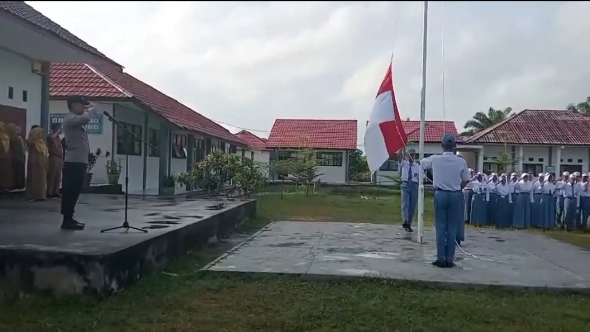 POLISI MASUK SEKOLAH: Upaya meningkatkan sumber daya manusia sejak dini personel Polsek Waru, Polres PPU, memberi edukasi ke sekolah.(Dok.Humas Polres PPU)