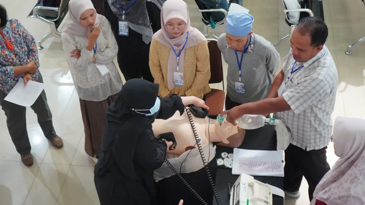 PRAKTIK: Salah satu materi yang dipraktikkan dalam workshop kegawatdaruratan di RSUD dr Kanujoso Djatiwibowo Balikpapan. 