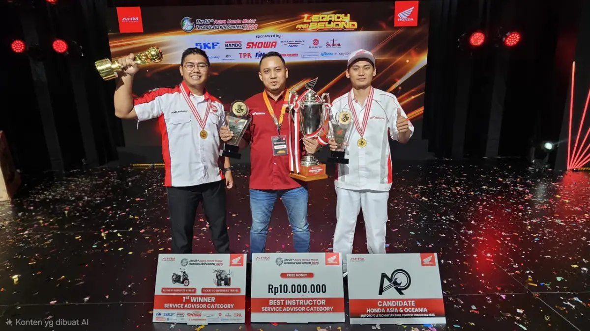 Herfin Syawal (kiri) selaku Service Advisor Astra Motor Kadrie Oening meraih juara 1 kategori Service Advisor bersama Fahrudin Noor selaku Technical Training Instructor Astra Motor Kalimantan Timur 2 (tengah) dalam kompetisi Astra Honda Motor Technical Skill Contest (AHM-TSC) 2026 yang sukses digelar oleh PT Astra Honda Motor (AHM), Jumat (24/11/2026). (IST)