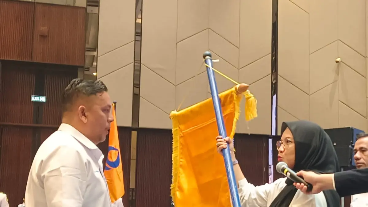 RESMI: Ketua terpilih DPC Hiswana Samarinda, Kartika Rachmawati resmi menerima bendera pataka.