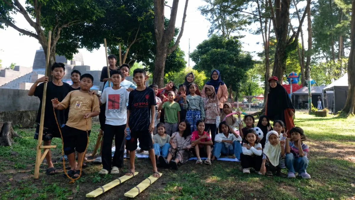 SERU: Anak-anak memainkan berbagai permainan tradisional, mulai dari egrang bambu hingga bakiak panjang yang dimainkan secara berkelompok di Basecamp Wira Charity Teman Bertumbuh.