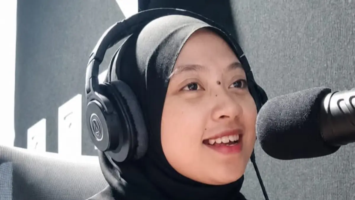 SUARA: Adel menghidupkan naskah melalui suaranya di sebuah studio rekaman sederhana. Perkembangan profesi berbasis digital menjadi salah satu potret perubahan dunia kerja yang didata melalui SE 2026.