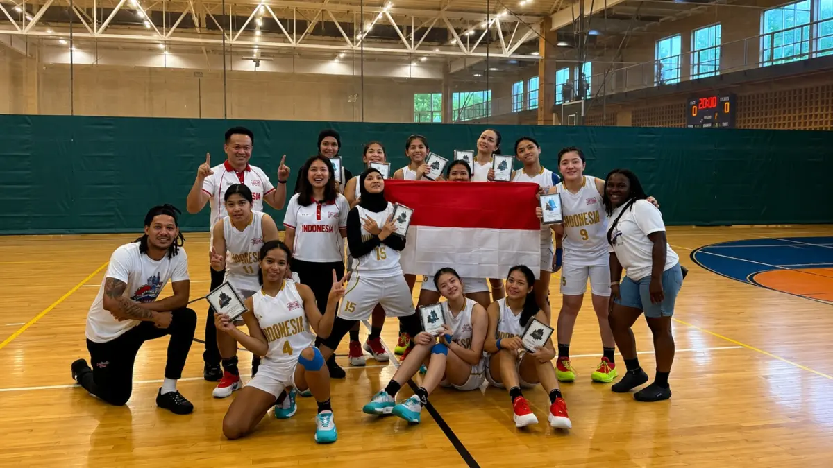 Tim putri Kopi Good Day DBL Indonesia All-Star 2026 berpose bersama trofi juara usai menjuarai 24th Annual National Summer Classic 2026 di Chicago, Amerika Serikat. (DBL INDONESIA)