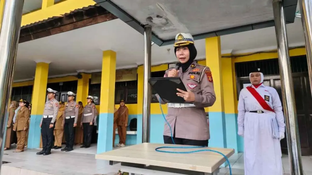 TURUN KE LAPANGAN: Upacara Senin pagi di sejumlah sekolah SMA di Balikpapan diikuti personel Ditlantas Polda Kaltim, mereka menyerukan keselamatan berlalu lintas.