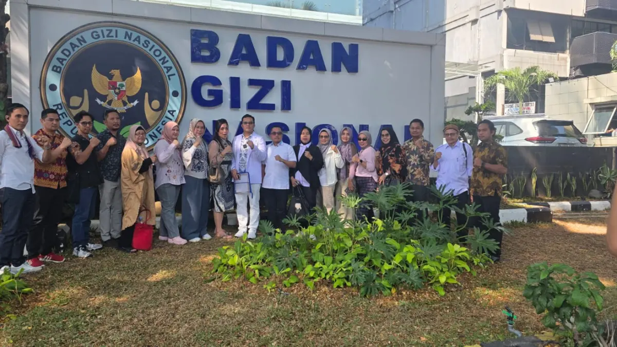MENAGIH KEPASTIAN: Perwakilan Perkumpulan Mitra Berdaulat Gerakan Nasional bersama sejumlah mitra daerah saat mendatangi kantor Badan Gizi Nasional di Jakarta, Senin (27/7). Mereka mendesak kepastian penyelesaian berbagai persoalan teknis serta pembayaran pembangunan dapur MBG yang tak kunjung terealisasi. (ISTIMEWA)