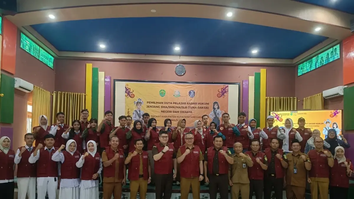 WAKIL KUKAR KE PROVINSI: Para pemenang Pemilihan Duta Pelajar Sadar Hukum (DPSH) 2026 Tingkat Kabupaten Kutai Kartanegara foto bersama usai penyerahan penghargaan. Duet SMA 3 Tenggarong keluar sebagai juara pertama dan berhak mewakili Kukar di tingkat Kaltim.