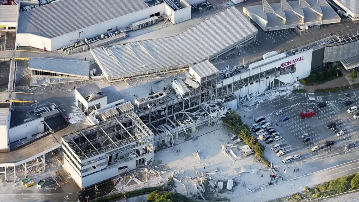 Aeon Mall rusak parah akibat ledakan yang terjadi setelah gempa bumi Magnitudo 7,1 mengguncang Prefektur Kumamoto di Jepang bagian selatan, Selasa (28/7/2026). (Kyodo/Reuters)