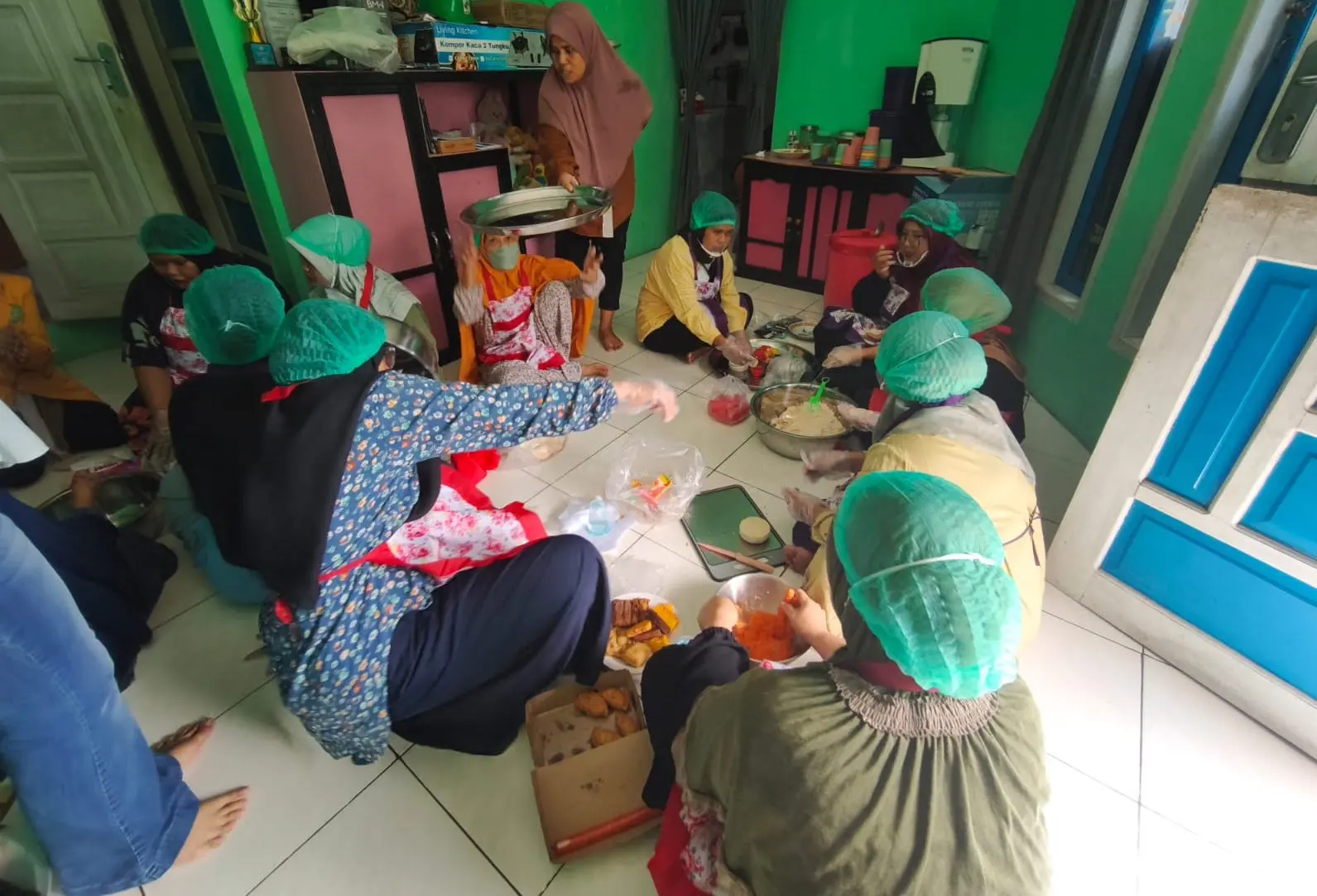 Anggota PKK Desa Lok Tuan mengikuti praktik pembuatan produk olahan unggas.