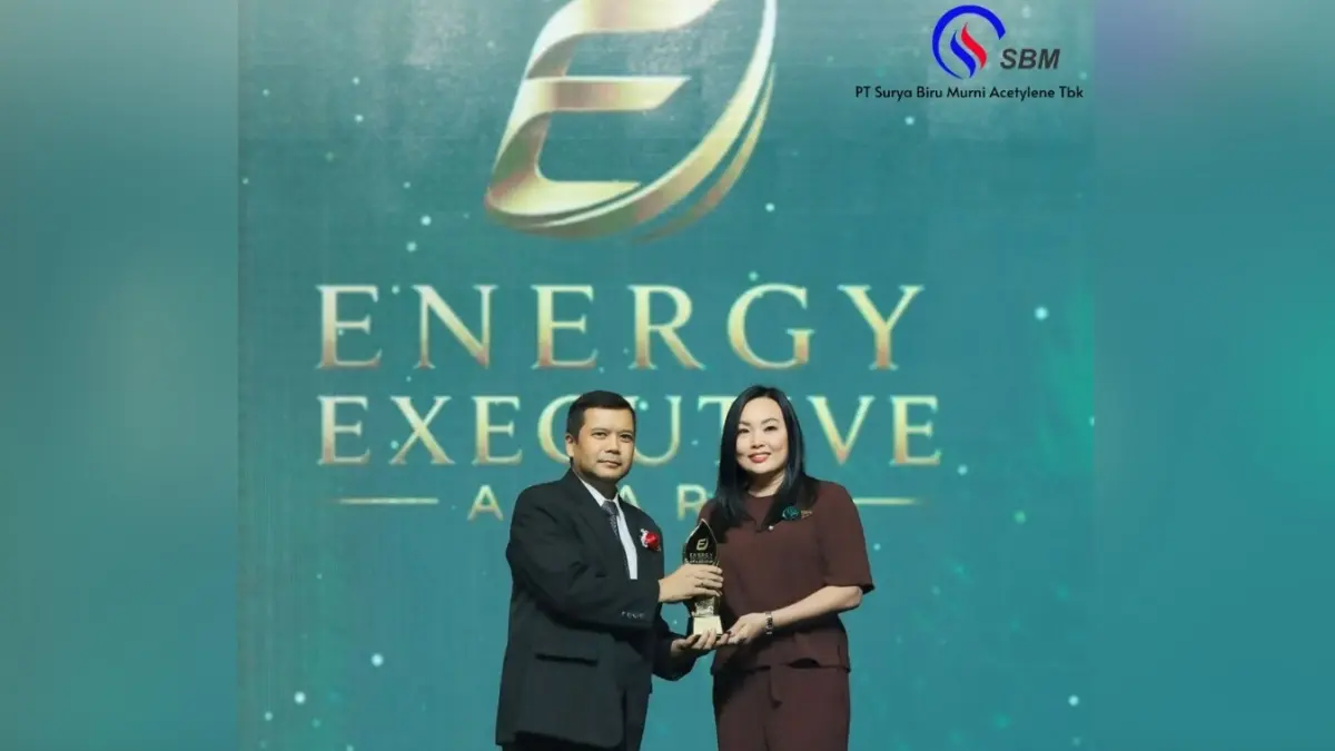 APRESIASI: Presiden Direktur PT Surya Biru Murni Acetylene Rini Dwiyanti menerima penghargaan dalam ajang Green Energy Innovation Excellence Award 2026.