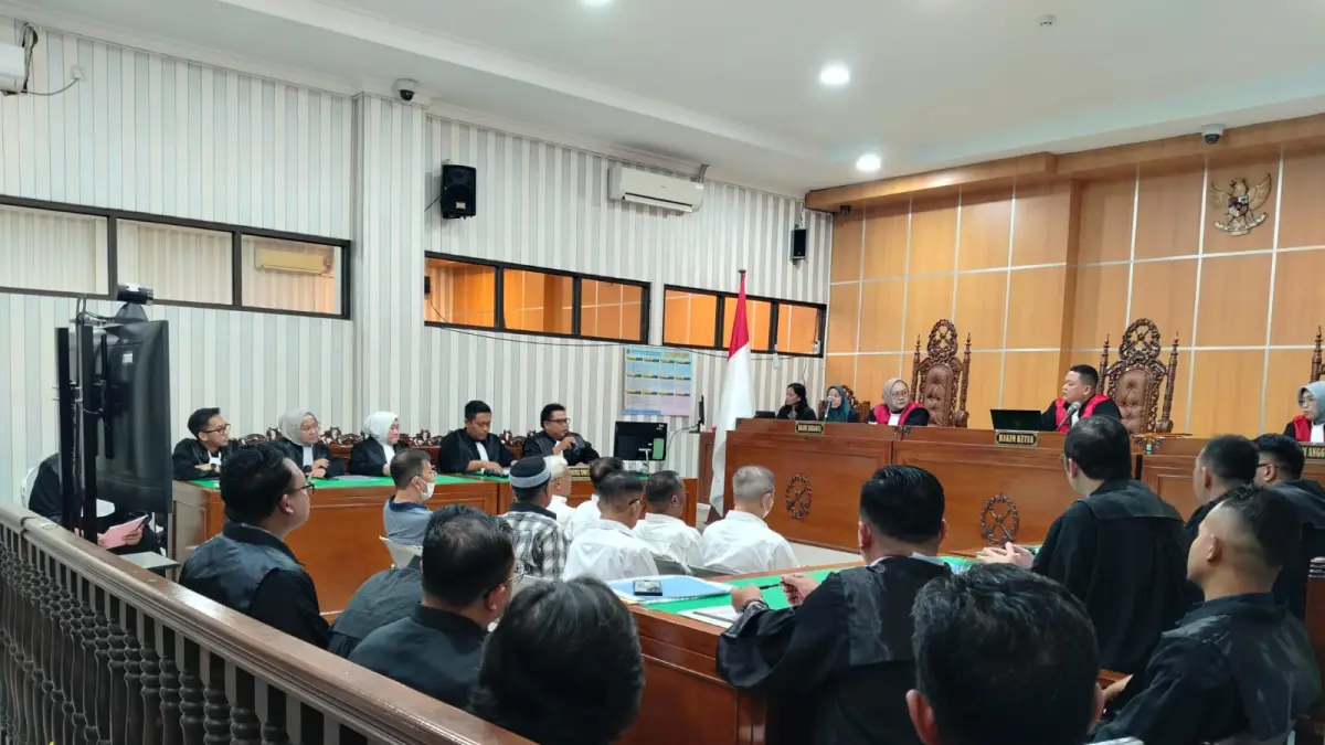 BACA DAKWAAN: Tim Jaksa Penuntut Umum (JPU) gabungan Kejati Kaltim dan Kejari Kukar saat membacakan surat dakwaan untuk tujuh terdakwa kasus dugaan korupsi pertambangan PT JMB Grup di Pengadilan Tipikor Samarinda, Selasa (28/7/2026). (BAYU/KP)