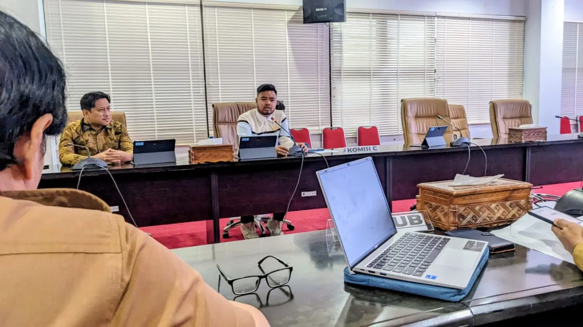 BAHAS BERSAMA: Komisi C DPRD Bontang bersama Pemkot Bontang membedah raperda LLAJ. FOTO: ADIEL KUNDHARA/KP