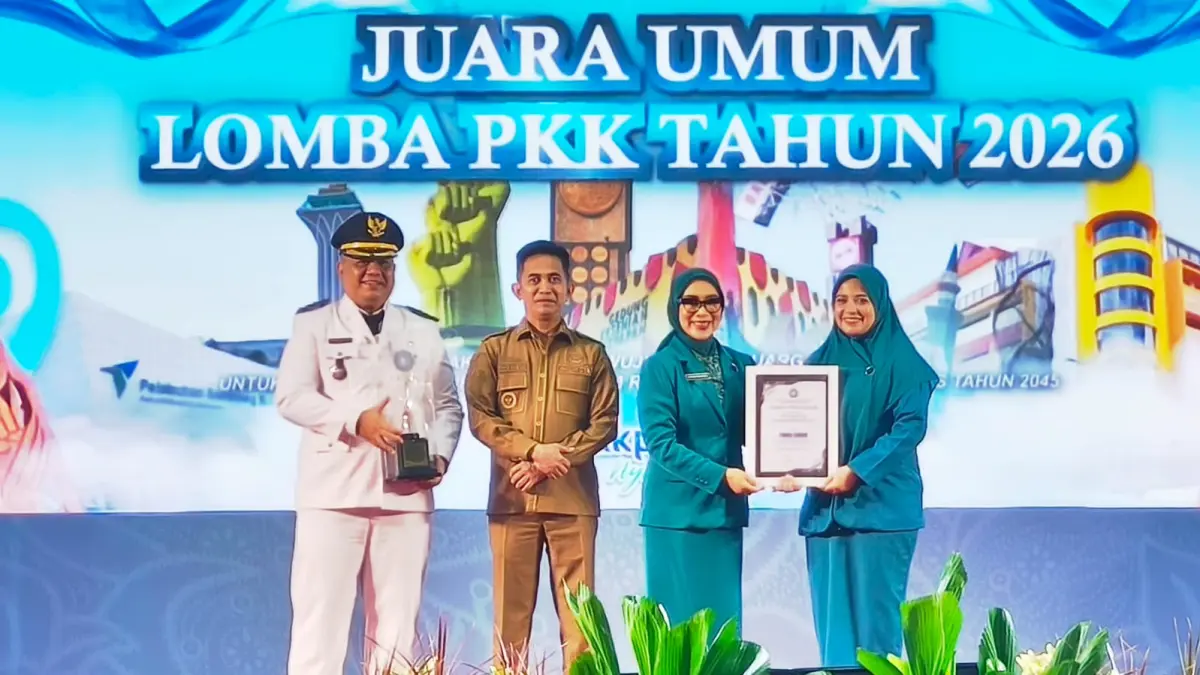 Camat Balikpapan Selatan Muhammad Hakim dan Ketua TP PKK Kecamatan Balikpapan Selatan Nabila Hakim menerima tropi dan piagam juara umum HKG ke-54 tingkat Kota Balikpapan tahun 2026. (LUPUS/KP)