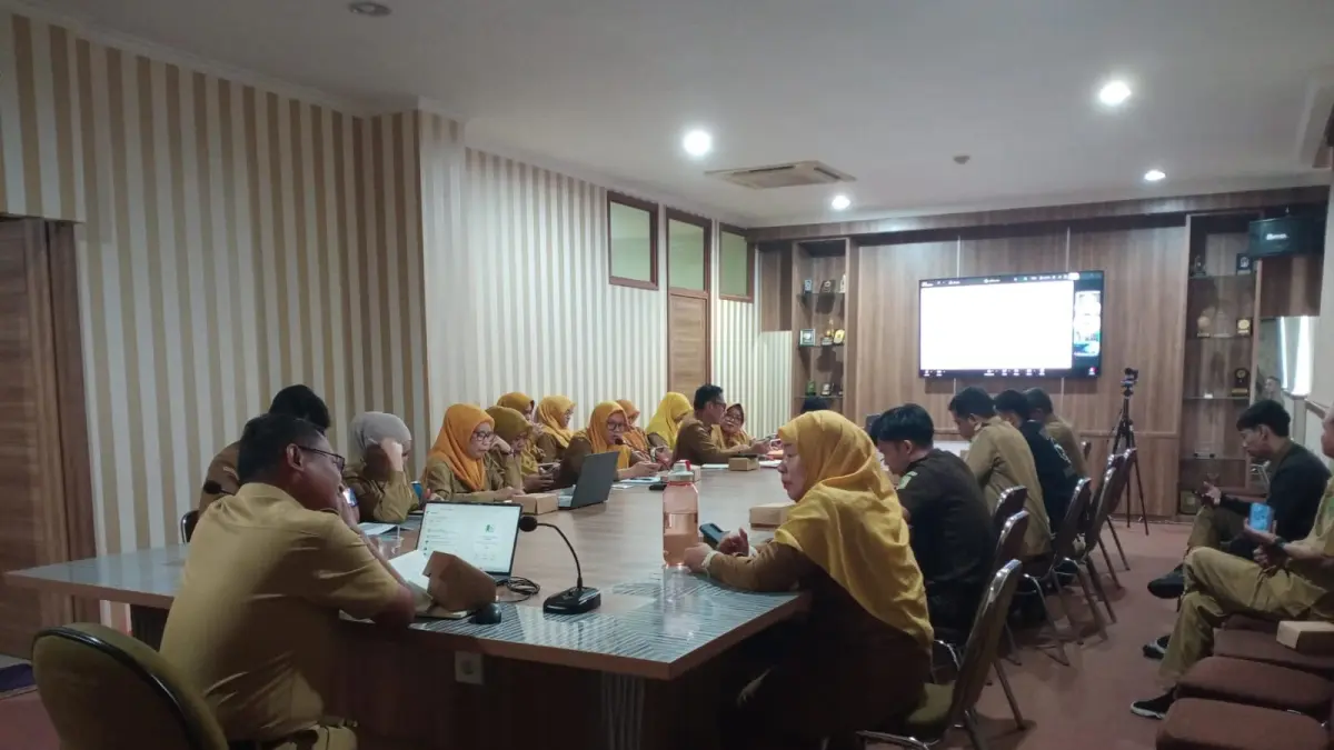 INFLASI: Tim TIPD menggelar rakor pengendalian inflasi daerah melalui Zoom Meeting bersama Kemendagri RI di ruang rapat wakil bupati, Senin (27/7/2026).