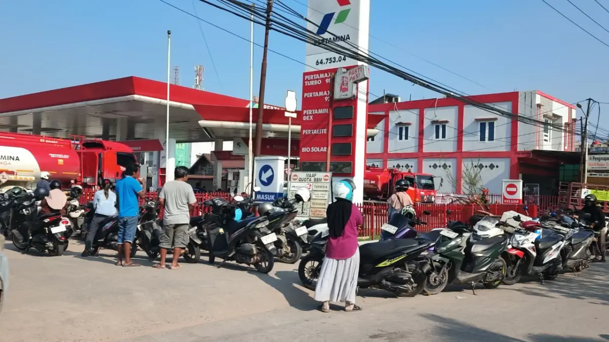 MENGGANGGU: Antrean kendaraan mengular di salah satu SPBU di Jalan Yos Sudarso, Sangatta Utara, Kutai Timur, Selasa (28/7). Jufriadi/KP