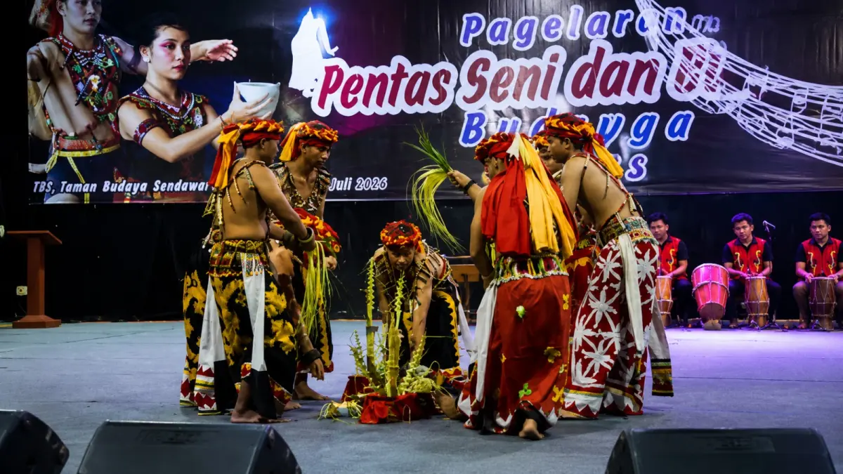 Penari menampilkan tarian tradisional saat malam penutupan Pentas Seni dan Budaya Kabupaten Kutai Barat 2026 di Taman Budaya Sendawar, Senin (27/7).