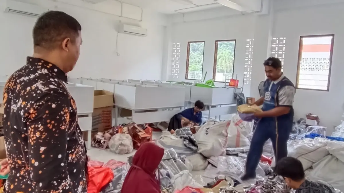 PERIKSA PERSIAPAN: Pahrijal (kiri) memantau persiapan dari para GTK SRT Palaran Samarinda sebelum menyambut kedatangan siswa baru.