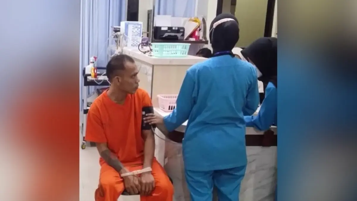 PERIKSA: Salah satu tahanan kasus narkoba menjalani pemeriksaan medis setelah mengeluh sakit.