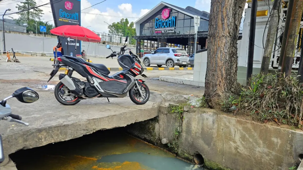 PRODUK AKHIR: Limbah yang diduga berasal dari gerai Mie Gacoan Jalan Ahmad Yani meluber ke saluran drainase umum.&nbsp;