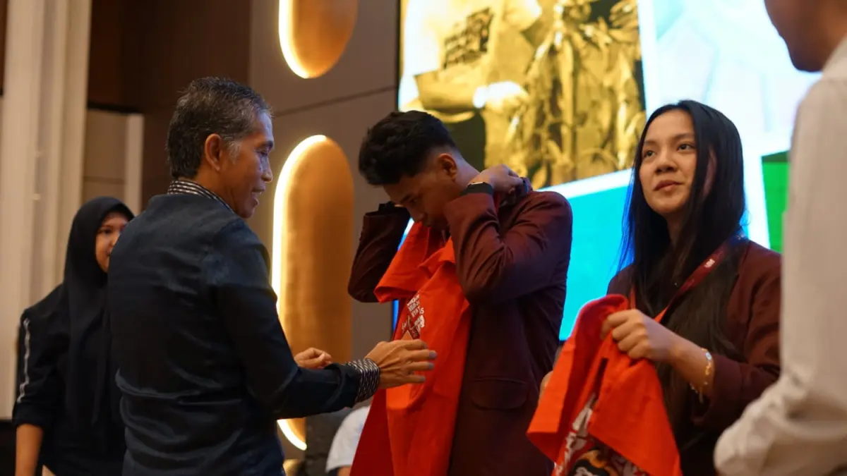 RESMI JALANI KKN: Rektor Universitas Mulia, Agung Sakti Pribadi menyematkan kartu identitas peserta KKN kepada salah satu mahasiswa sebagai penanda resmi dimulainya pelaksanaan Kuliah Kerja Nyata Tahun 2026.