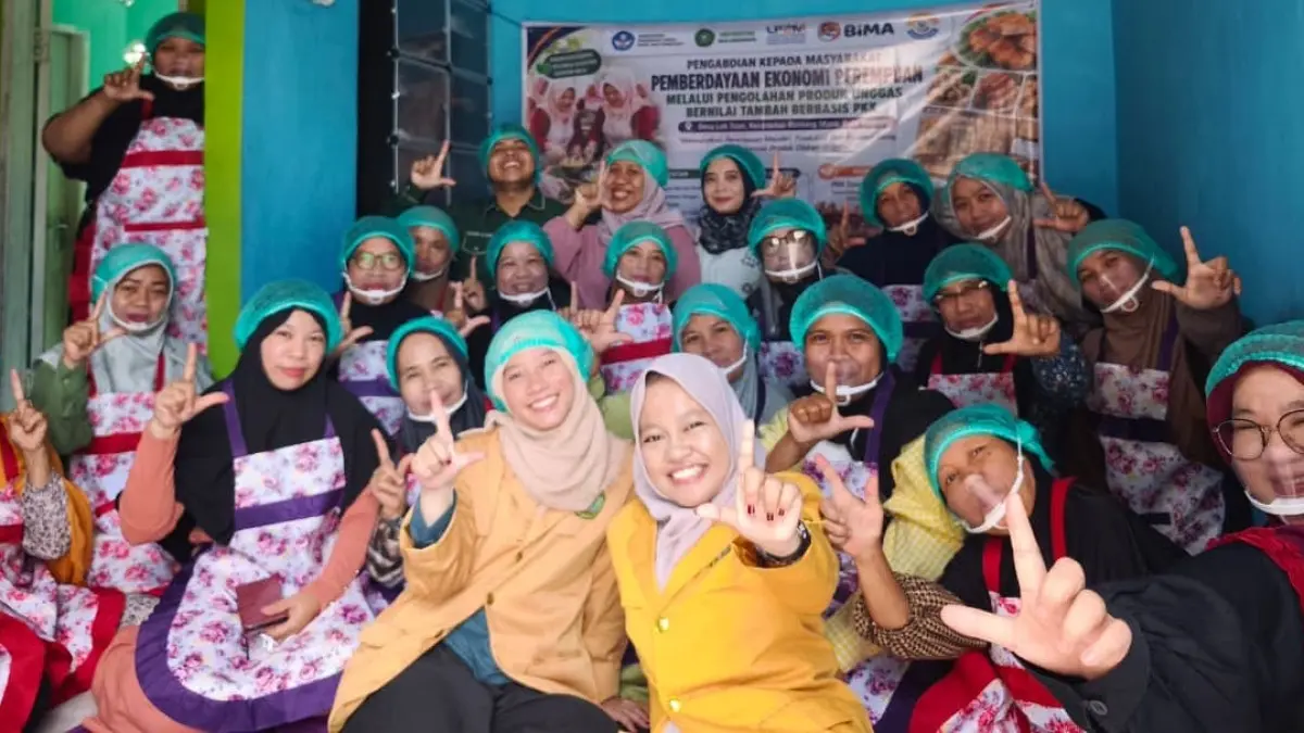 Tim Pengabdian kepada Masyarakat Universitas Mulawarman berfoto bersama anggota PKK Desa Lok Tuan usai pelaksanaan pelatihan pengolahan produk unggas bernilai tambah berbasis usaha rumah tangga di Kecamatan Bontang Utara.