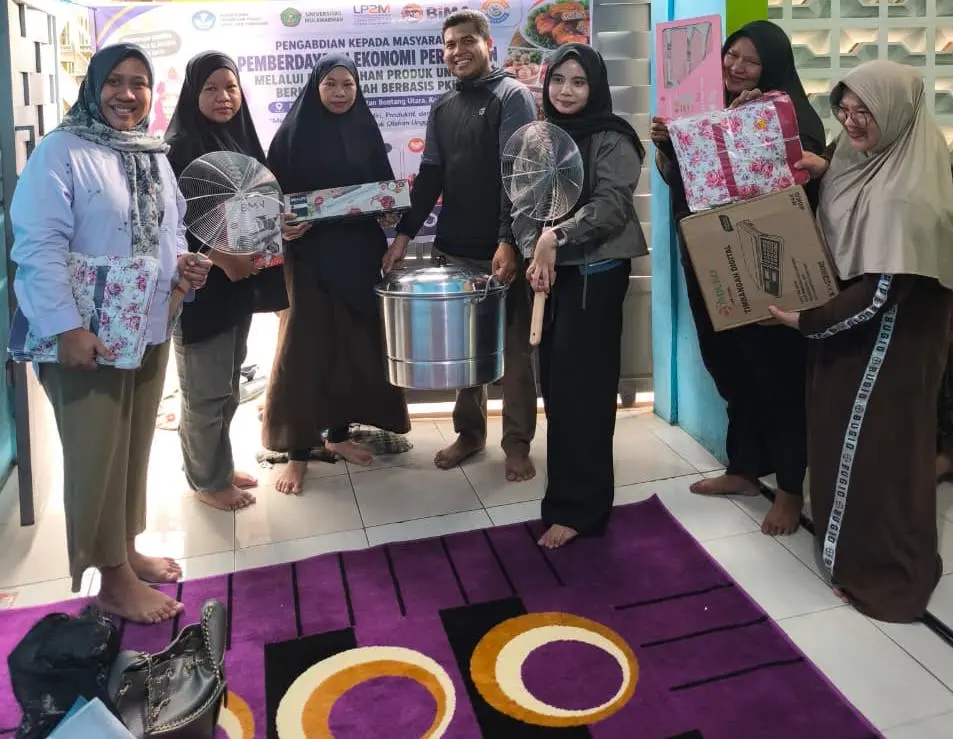 Tim Pengabdian kepada Masyarakat Universitas Mulawarman menyerahkan bantuan peralatan produksi kepada PKK Desa Lok Tuan sebagai penunjang pengembangan usaha olahan unggas bernilai tambah untuk meningkatkan ekonomi keluarga di Kota Bontang.