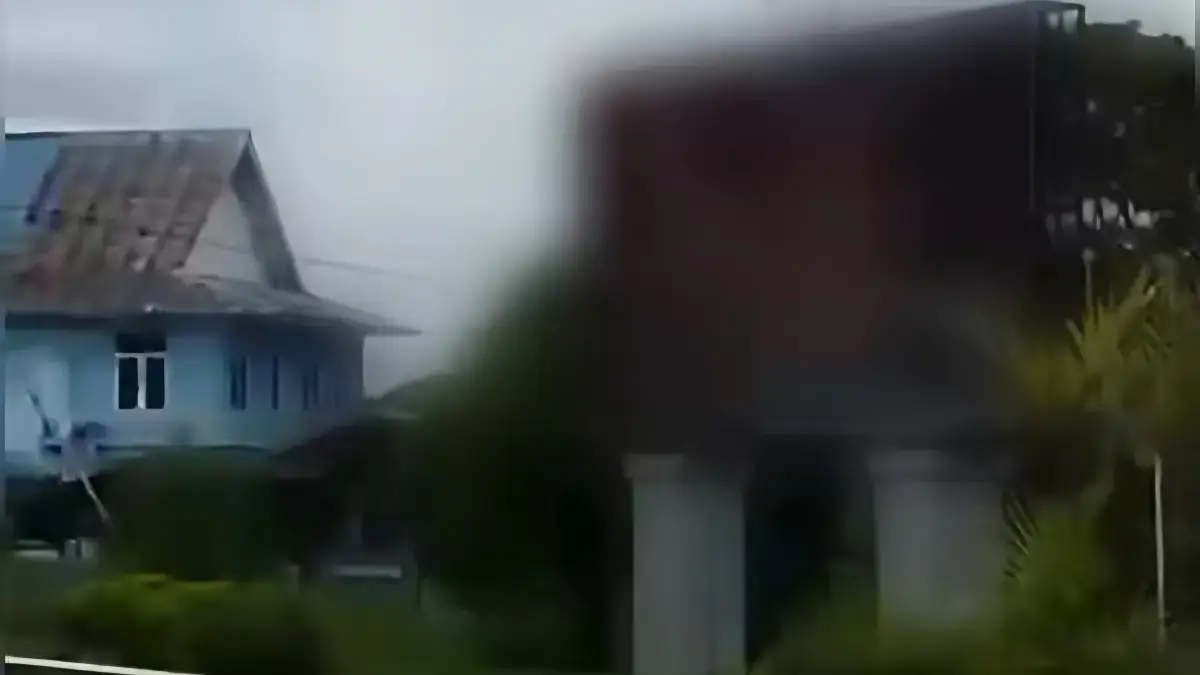 Video syur mendadak muncul di layar videotron kawasan Bundaran Nanga Pinoh, Kabupaten Melawi, Kalimantan Barat, Senin (27/7/2026). (Jawapos.com)