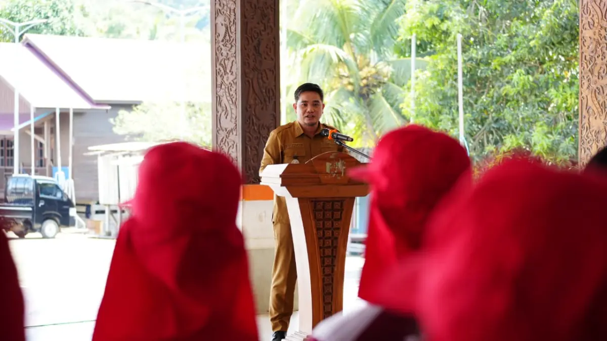Wakil Bupati Suhuk membacakan sambutan Bupati Mahulu Angela Idang Belawan di Tribun Ujoh Bilang, Selasa (28/8/2026). (JODY KRISTIANTO/KP)