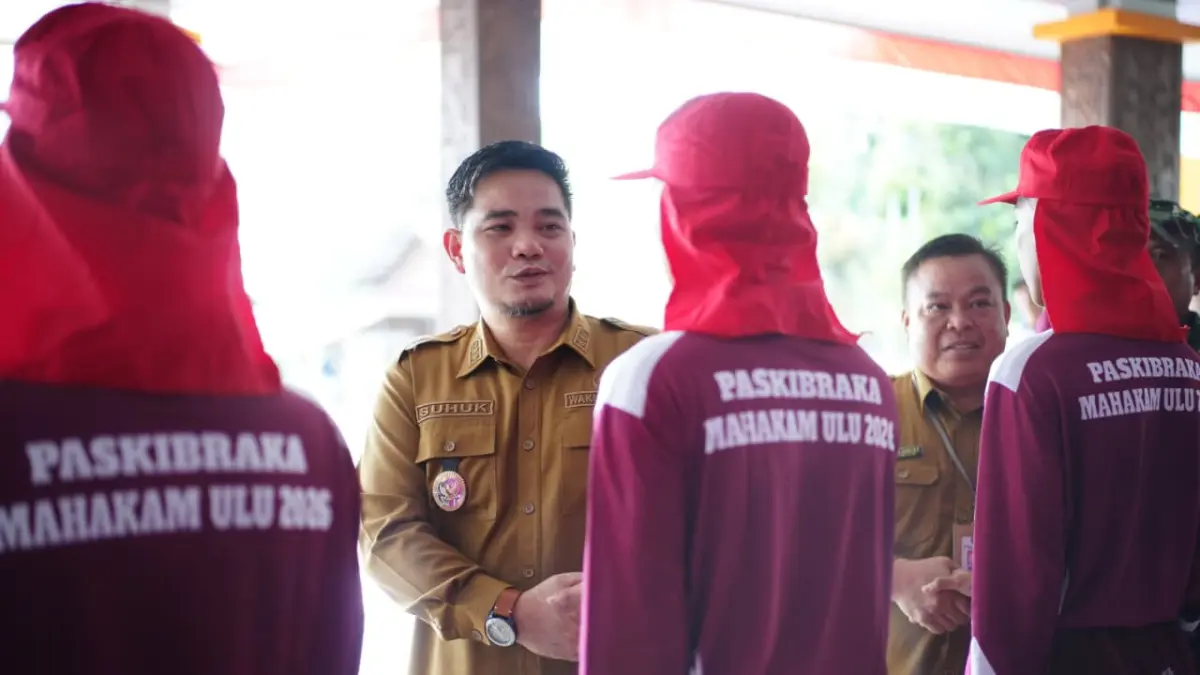 Wakil Bupati Suhuk memberikan ucapan&nbsp; selamat kepada peserta Paskibraka Mahulu 2026 usai membuka Pusdiklat di Tribun Ujoh Bilang, Selasa (28/7/2026). (JODY KRISTIANTO/KP)