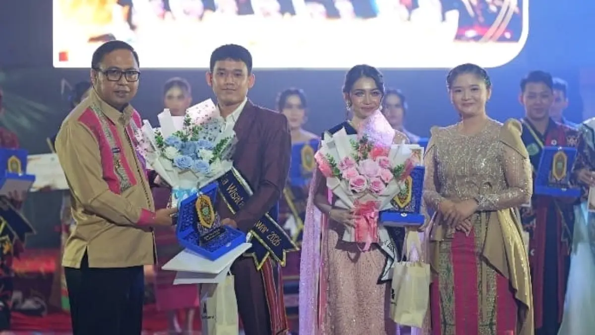 Bupati Kutai Barat Frederick Edwin (kiri) didampingi Ketua Sanggar Seni Kutai Barat Maria Christina Mozes Edwin menyerahkan penghargaan kepada para pemenang Duta Wisata dan Putri Pariwisata Sendawar 2026 di Auditorium Aji Tulur Jejangkat, Sendawar, Selasa (28/7). 