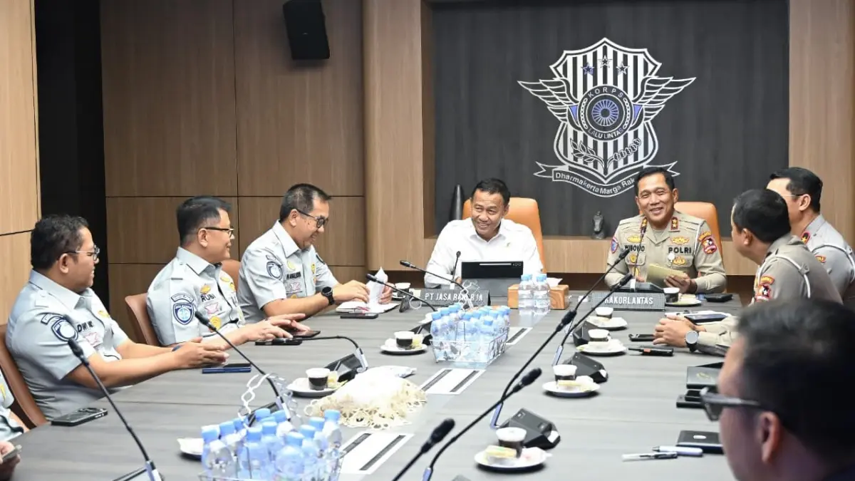KOLABORASI: Suasana audiensi antara PT Jasa Raharja dan Korlantas Polri di Gedung NTMC. Kolaborasi ini bertujuan mengoptimalkan transformasi digital pada pelayanan Samsat untuk meningkatkan kepatuhan masyarakat dalam pembayaran pajak kendaraan bermotor dan registrasi kendaraan. IST/KP